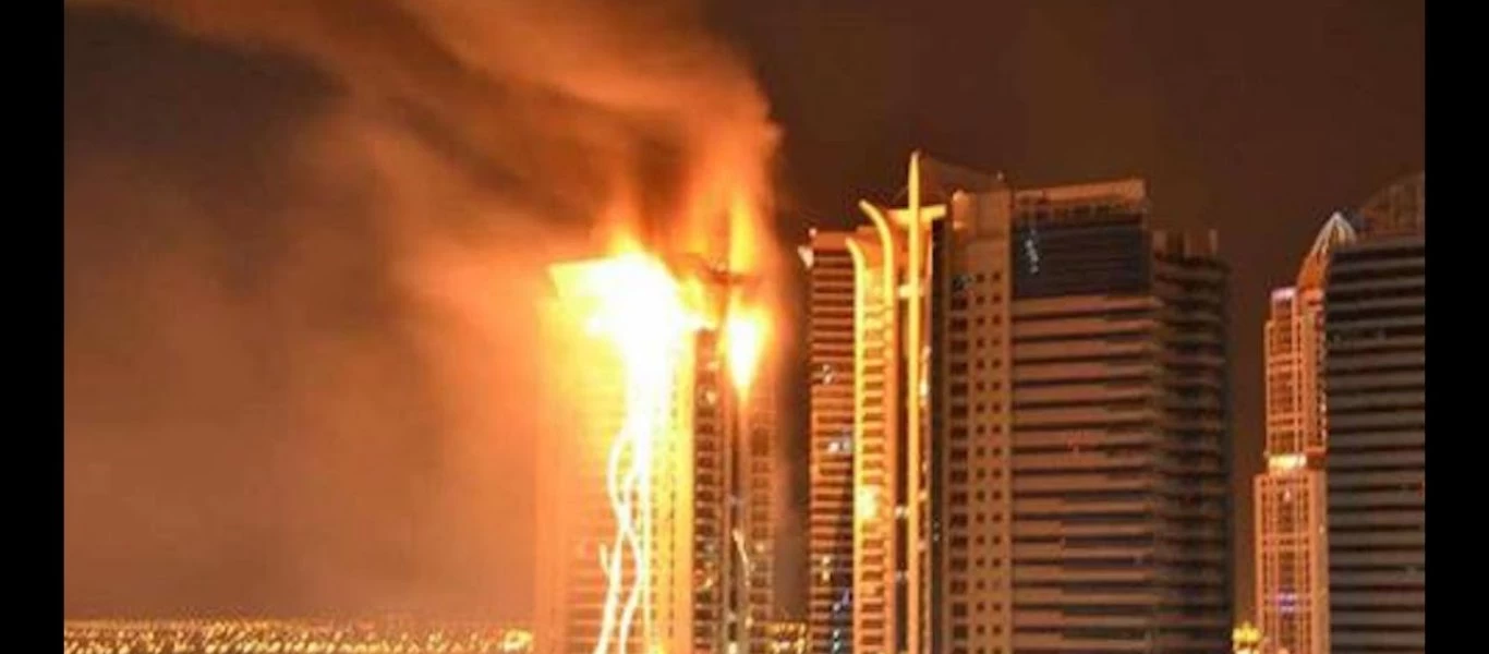 ΗΑΕ: Φλόγες τυλίγουν ουρανοξύστη στην πόλη Σάρτζα (βίντεο)